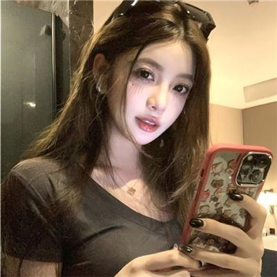 暴风雪中的白鸟